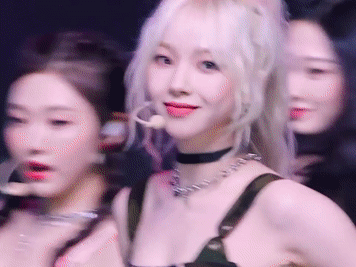 짧은 치마 꿀벅지 탱크탑 에스파 카리나