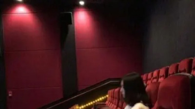 영화관 ‘민폐 커플’...“앞좌석 툭툭 맨발 올려 ‘꼼지락’ 여친은 꺄르르” (+사진)