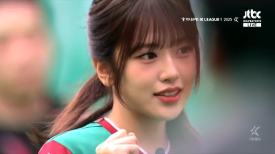 오늘자 시축하는 안유진 미모