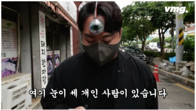   				길에서 스마트폰 볼 때 장애물을 피하는 기막힌 방법			