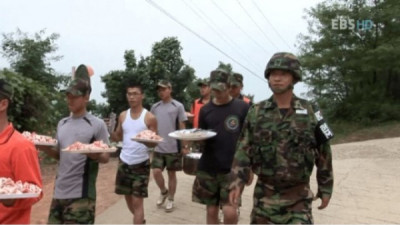   				싱글벙글 군대 삼겹살 회식			