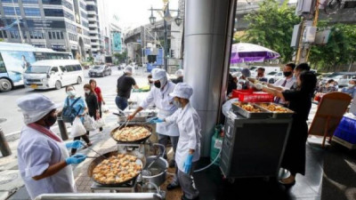   				도나쓰 팔고 있는 타이항공			