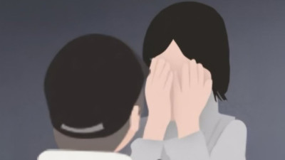 자신이 호송하던 피의자 여성에게 입맞춤