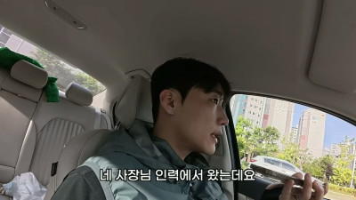 노가다 팀장의 집요한 제안에 난감해하는 20대 남성