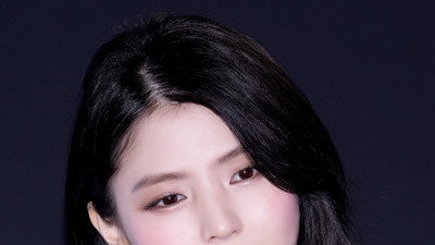 한소희 깊게 파인 순백색 드레스 자태