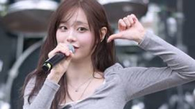 가수 츄 꽃무늬 스타킹 배꼽 보이는 츄 움짤